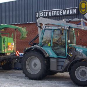 Pfanzelt Forstschlepper und Holzhacker